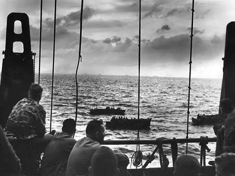 Embarcaciones de invasión rumbo a las playas de Tarawa