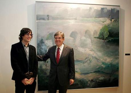 El pintor Albano Hernández junto a su obra premiada