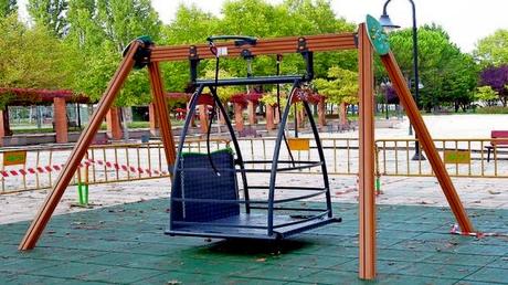 Columpio para personas con discapacidad instalado en el parque de la Carcavilla. 