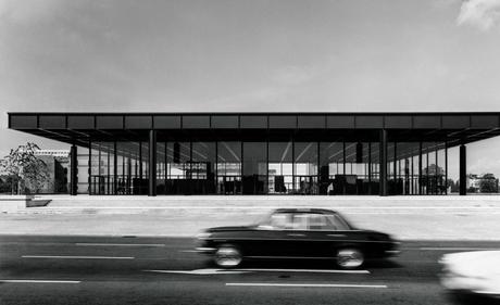 Un bosque en el interior de un clásico como Mies van der Rohe, Berlín