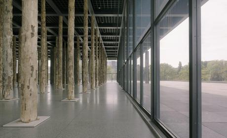 Un bosque en el interior de un clásico como Mies van der Rohe, Berlín