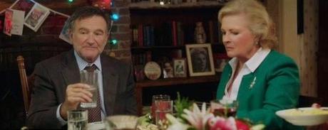 Robin Williams es el padre de Joel McHale en el tráiler de 'A Merry Friggin Christmas'