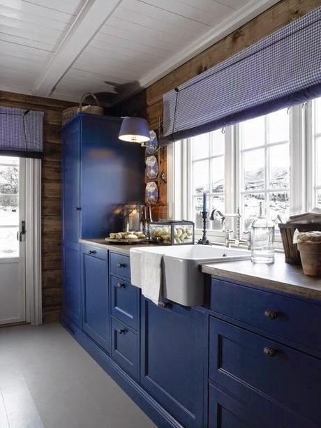 UNA CONFORTABLE CABAÑA DE MADERA EN AZUL