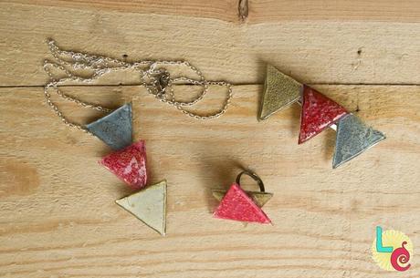 Collar, anillo y broche reciclando cd's Collar, anillo y broche reciclando cd's