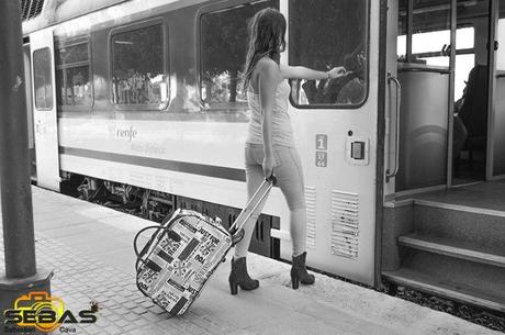 Conjunto que invita a viajar reportaje de moda en la estación de totana