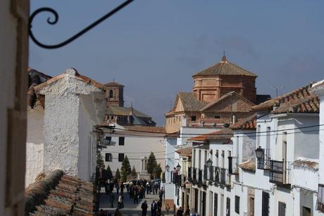 Blanqueando en La Mancha. La caliza y los hornos de cal Calle de casas encaladas en Villanueva de los Infantes. Autor, Victor Chaparro