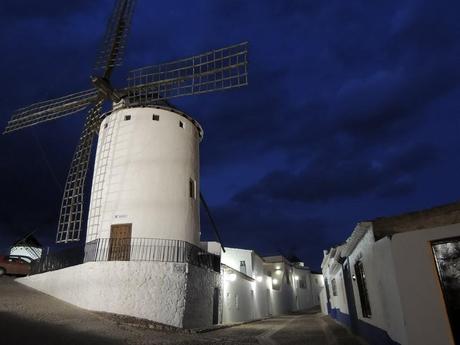 Blanqueando en La Mancha. La caliza y los hornos de cal Molino de viento. Campo de Criptana. Autor, J. Roldan