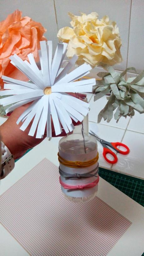 Tutorial: florero con botella de plástico + lamina. Tutorial: florero con botella de plástico + lamina.