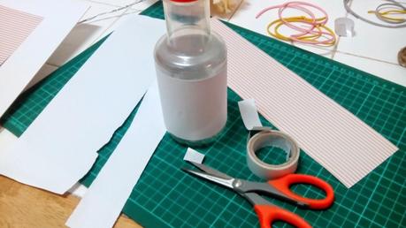 Tutorial: florero con botella de plástico + lamina. Tutorial: florero con botella de plástico + lamina.