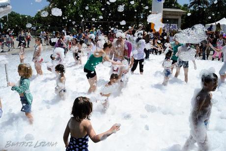 Niños bailando sobre un mar de espuma fiesta de la espuma