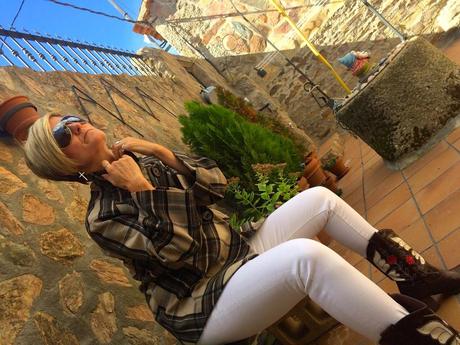 2 tesoros encontrados en un armario. A caballo con las botas y a cuadros con el chaquetón. 2 tesoros encontrados en un armario. A caballo con las botas y a cuadros con el chaquetón.