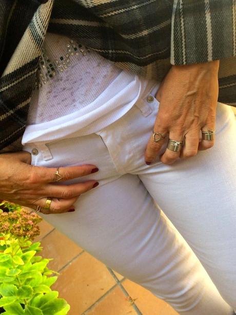 2 tesoros encontrados en un armario. A caballo con las botas y a cuadros con el chaquetón. 2 tesoros encontrados en un armario. A caballo con las botas y a cuadros con el chaquetón.