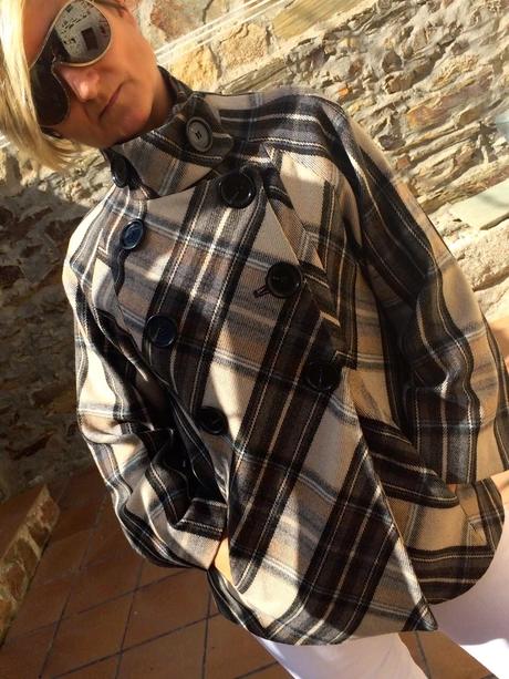 2 tesoros encontrados en un armario. A caballo con las botas y a cuadros con el chaquetón. 2 tesoros encontrados en un armario. A caballo con las botas y a cuadros con el chaquetón.