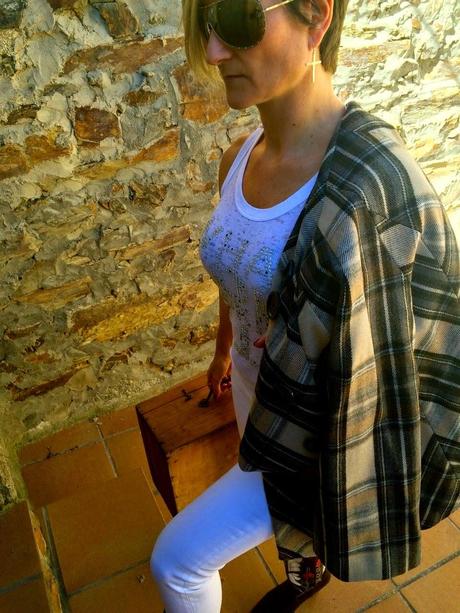 2 tesoros encontrados en un armario. A caballo con las botas y a cuadros con el chaquetón. 2 tesoros encontrados en un armario. A caballo con las botas y a cuadros con el chaquetón.