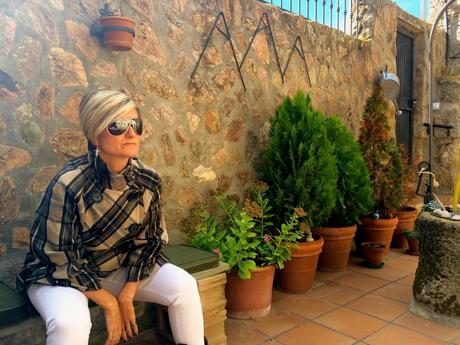 2 tesoros encontrados en un armario. A caballo con las botas y a cuadros con el chaquetón. 2 tesoros encontrados en un armario. A caballo con las botas y a cuadros con el chaquetón.