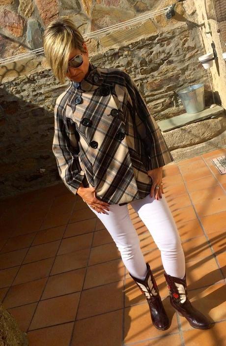 2 tesoros encontrados en un armario. A caballo con las botas y a cuadros con el chaquetón. 2 tesoros encontrados en un armario. A caballo con las botas y a cuadros con el chaquetón.