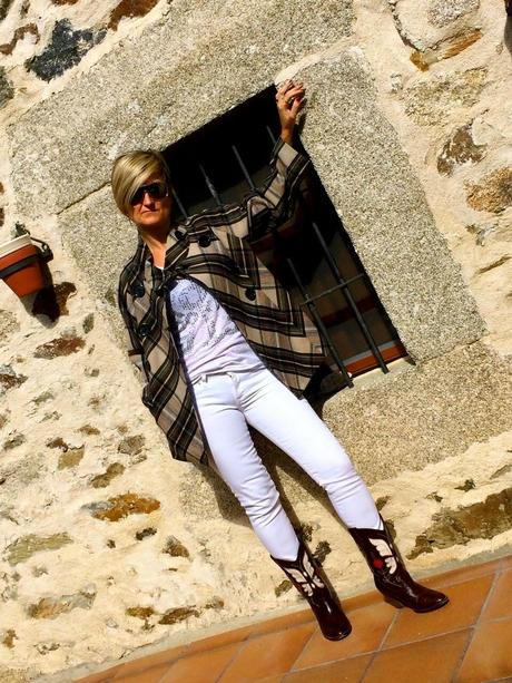 2 tesoros encontrados en un armario. A caballo con las botas y a cuadros con el chaquetón. 2 tesoros encontrados en un armario. A caballo con las botas y a cuadros con el chaquetón.