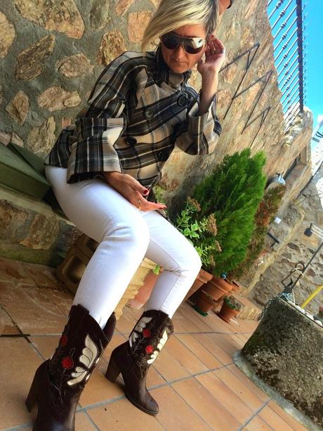 2 tesoros encontrados en un armario. A caballo con las botas y a cuadros con el chaquetón. 2 tesoros encontrados en un armario. A caballo con las botas y a cuadros con el chaquetón.