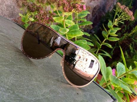 2 tesoros encontrados en un armario. A caballo con las botas y a cuadros con el chaquetón. 2 tesoros encontrados en un armario. A caballo con las botas y a cuadros con el chaquetón.