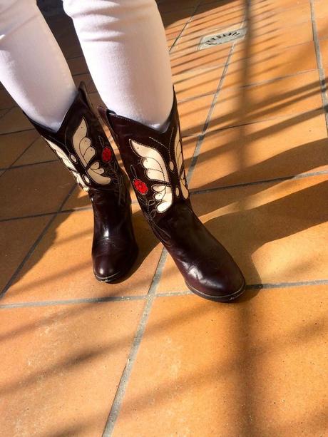 2 tesoros encontrados en un armario. A caballo con las botas y a cuadros con el chaquetón. 2 tesoros encontrados en un armario. A caballo con las botas y a cuadros con el chaquetón.