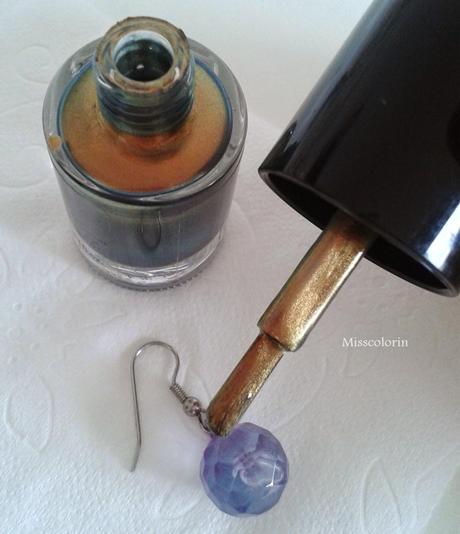 Customiza tus viejos pendientes con esmaltes de uñas Customiza tus viejos pendientes con esmaltes de uñas