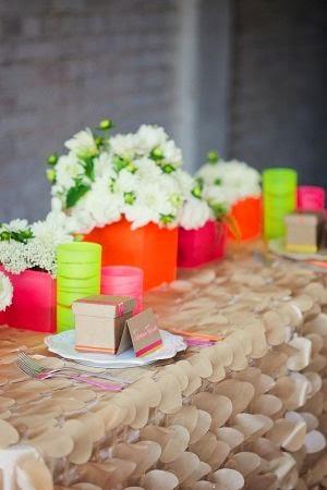 Decoración de boda fluor Mesa con flores y platos con regalos