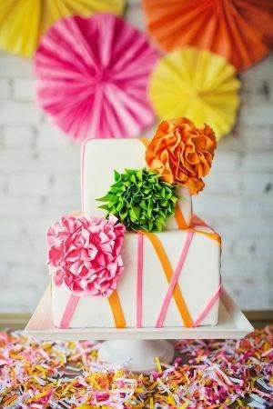 Pastel de boda con toques fluorescentes Torta en color blanco con pompones