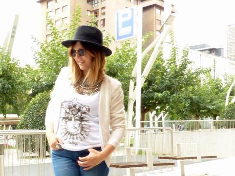 Chaqueta blanca de lentejuelas y camiseta de peio duran Chaqueta blanca de lentejuelas y camiseta de peio duran