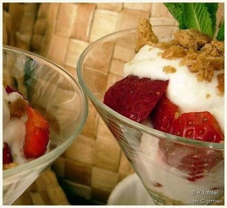 Fresas con Crema de Coco y Crumble de Galletas