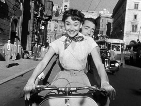 Audrey_Hepburn_and_Gregory_Peck_on_Vespa_in_Roman_Holiday_la vespa