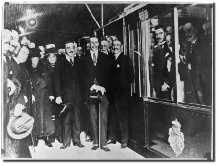 Alfonso XIII inaugurando el Metro de Madrid
