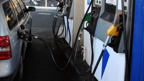 Estiman que el litro de nafta costará 20 pesos en diciembre