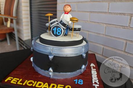 TARTA FONDANT BATERIA PARA EL 18 CUMPLEAÑOS DE ALBERTO