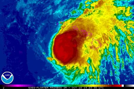 Hawaii bajo las torrenciales lluvias y los fuertes vientos del huracán 