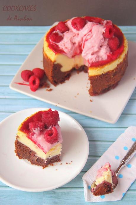 BROWNIE CHEESECAKE CON FRAMBUESAS BROWNIE CHEESECAKE CON FRAMBUESAS