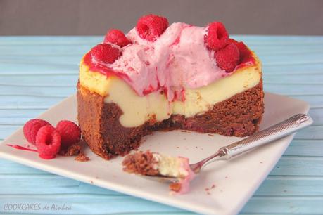 BROWNIE CHEESECAKE CON FRAMBUESAS BROWNIE CHEESECAKE CON FRAMBUESAS
