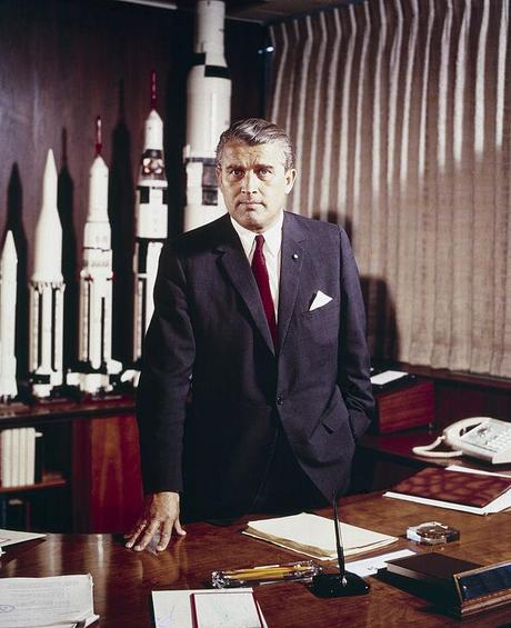 Operación Paperclip: científicos nazis en EE. UU. Wernher von Braun en 1964 en su despacho del Marshall Space Flight Center, Huntsville (Alabama, EE. UU.), primer nombre que figuraba en la Lista Osenberg