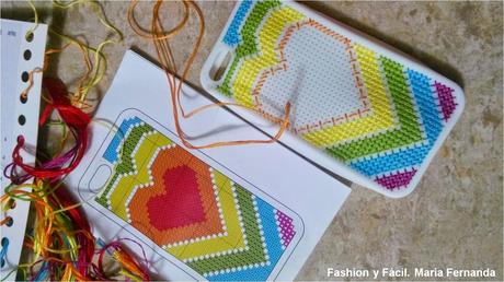 Bordar sobre goma perforada es posible con Anchor punto de cruz en el forro de tu móvil (Embroidered on foam with Anchor, cross stitch on a mobile phone case) Bordar sobre goma perforada es posible con Anchor punto de cruz en el forro de tu móvil (Embroidered on foam with Anchor, cross stitch on a mobile phone case)