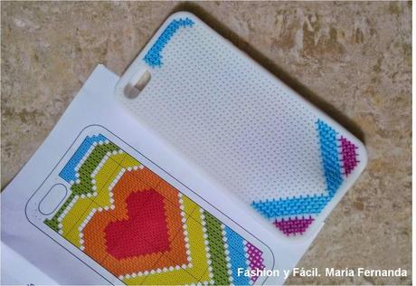 Bordar sobre goma perforada es posible con Anchor punto de cruz en el forro de tu móvil (Embroidered on foam with Anchor, cross stitch on a mobile phone case) Bordar sobre goma perforada es posible con Anchor punto de cruz en el forro de tu móvil (Embroidered on foam with Anchor, cross stitch on a mobile phone case)