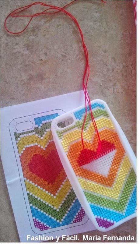 Bordar sobre goma perforada es posible con Anchor punto de cruz en el forro de tu móvil (Embroidered on foam with Anchor, cross stitch on a mobile phone case) Bordar sobre goma perforada es posible con Anchor punto de cruz en el forro de tu móvil (Embroidered on foam with Anchor, cross stitch on a mobile phone case)