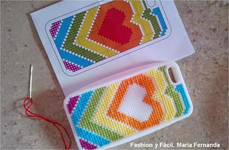 Bordar sobre goma perforada es posible con Anchor punto de cruz en el forro de tu móvil (Embroidered on foam with Anchor, cross stitch on a mobile phone case) Bordar sobre goma perforada es posible con Anchor punto de cruz en el forro de tu móvil (Embroidered on foam with Anchor, cross stitch on a mobile phone case)