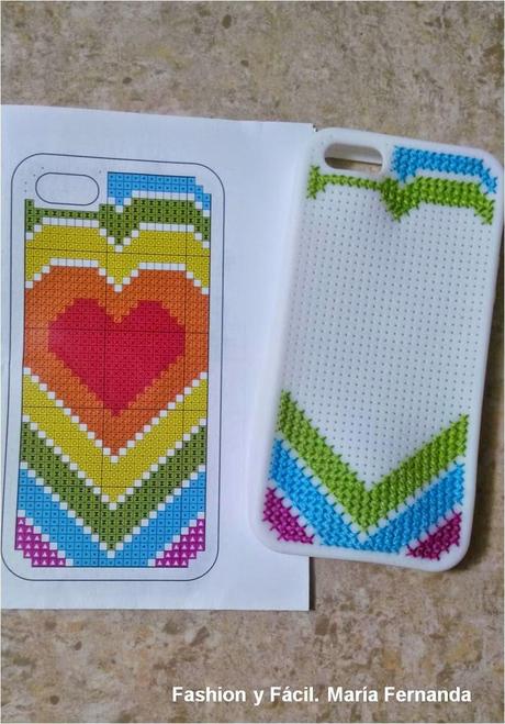 Bordar sobre goma perforada es posible con Anchor punto de cruz en el forro de tu móvil (Embroidered on foam with Anchor, cross stitch on a mobile phone case) Bordar sobre goma perforada es posible con Anchor punto de cruz en el forro de tu móvil (Embroidered on foam with Anchor, cross stitch on a mobile phone case)