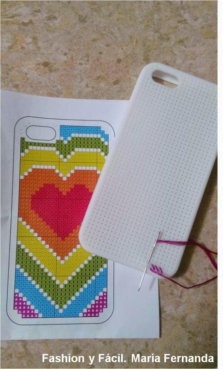 Bordar sobre goma perforada es posible con Anchor punto de cruz en el forro de tu móvil (Embroidered on foam with Anchor, cross stitch on a mobile phone case) Bordar sobre goma perforada es posible con Anchor punto de cruz en el forro de tu móvil (Embroidered on foam with Anchor, cross stitch on a mobile phone case)