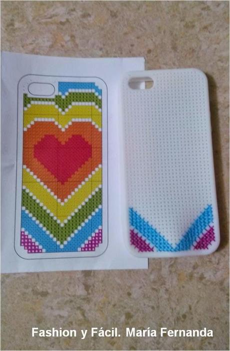 Bordar sobre goma perforada es posible con Anchor punto de cruz en el forro de tu móvil (Embroidered on foam with Anchor, cross stitch on a mobile phone case) Bordar sobre goma perforada es posible con Anchor punto de cruz en el forro de tu móvil (Embroidered on foam with Anchor, cross stitch on a mobile phone case)