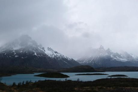 Llegando a Paine Grande entre el lago Pehoe y las montañas