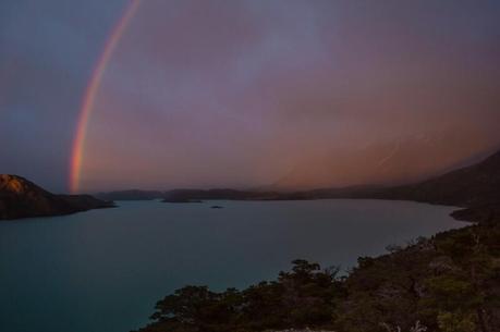 Arco iris al amanecer en Torres del Paine