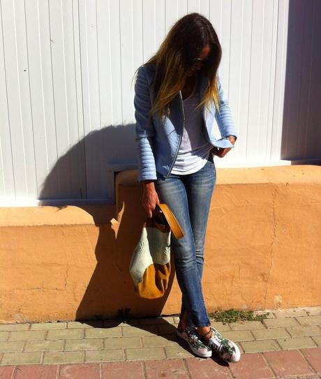 uNA dE mOTO uNA dE mOTO