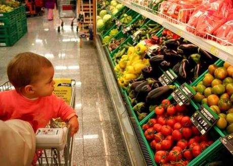 Sobornar a los niños con golosinas para que se coman la comida Democratización de la familia