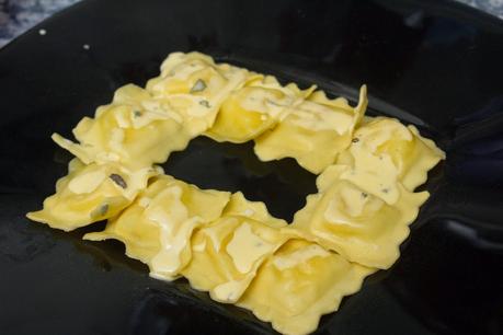 Raviolis de 4 quesos con salsa de mantequilla y salvia Raviolis de 4 quesos con salsa de mantequilla y salvia