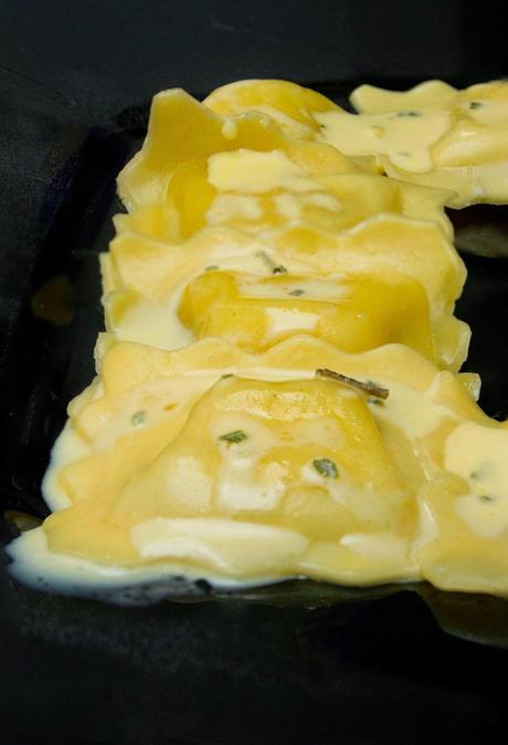 Raviolis de 4 quesos con salsa de mantequilla y salvia Raviolis de 4 quesos con salsa de mantequilla y salvia
